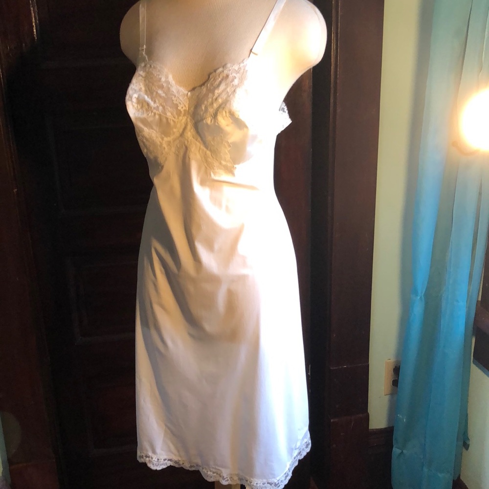 Ivory Gossard Artemis slip with lace bodice and hem/34 vintage/Made in USA